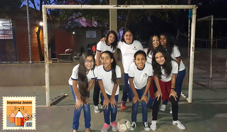 É melhor o estudante em sala de aula de que jogando bola na rua