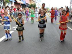 Unidades Educacionais da DRE Guaianases participam de desfile em comemoração ao aniversário do bairro