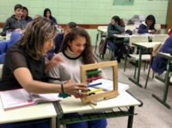 Professora de SAAI cria estratégias para o desenvolvimento do currículo escolar no ensino regular