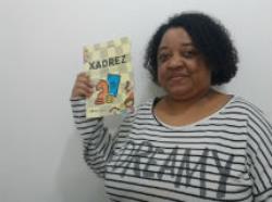 Professora da DRE Capela lança livro sobre o uso do xadrez na escola