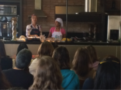 Equipe da CODAE troca experiências na cozinha com especialista em cultura alimentar