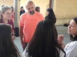 Estudantes de projeto de inglês recebem visita de treinadores do Manchester City