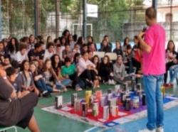 Escola Municipal de Ensino Fundamental Conde Pereira Carneiro recebe visita do poeta Rodrigo Ciríaco