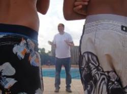 Ex-jogador de polo aquático presenteia crianças no CEU Uirapuru
