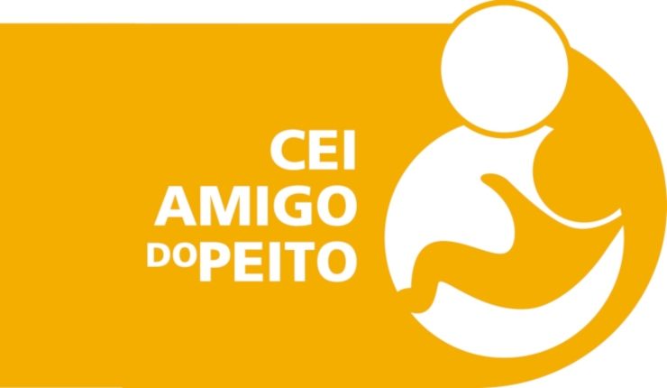 Imagem do logo da campanha CEI Amigo do Peito. Predomina a cor amarela, está escrito em branco CEI AMIGO DO PEITO e tem uma estilização de uma pessoa com uma criança no colo