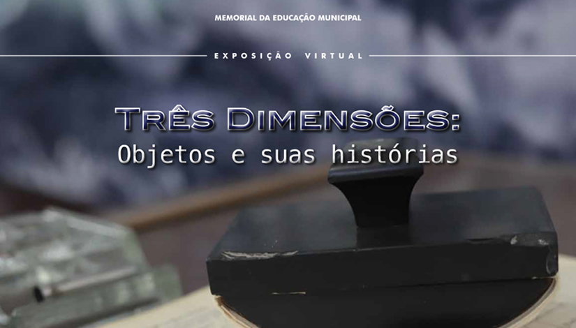 Em uma foto de um mata borrão sobrepõe o texto: Memorial da Educação municipal, Exposição Virtual, Três Dimensões: Objetos e suas histórias