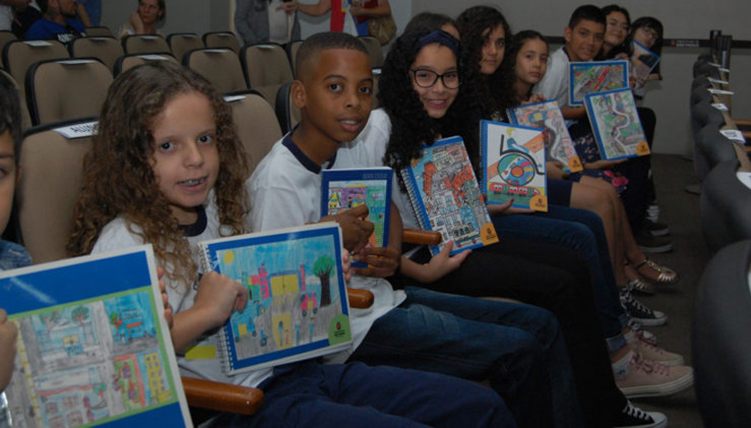 Estudantes exibem desenhos selecionados para as capas dos cadernos da Rede Municipal de Educação em 2019