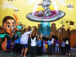 Muros de escola se transformam em telas com grafites inspirados em projetos educacionais
