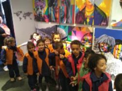 Estudantes visitam exposição do artista Eduardo Kobra