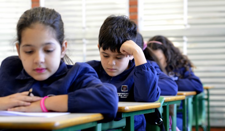 Estudantes em fila preenchem avaliações externas