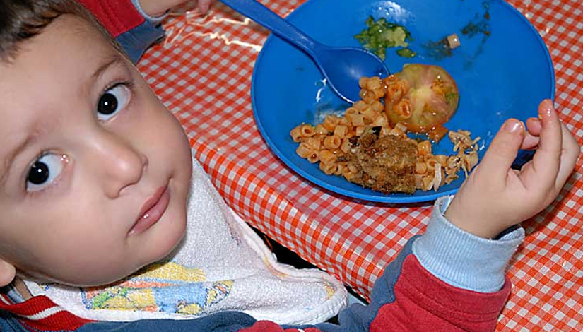 Criança com um prato de comida