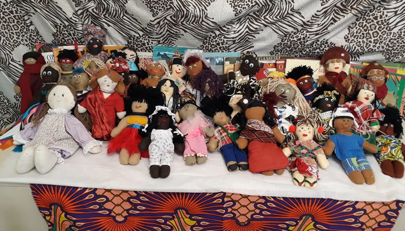 Crianças produzem roupas de boneca em oficina no Farol Machado de Assis -  Prefeitura de Curitiba