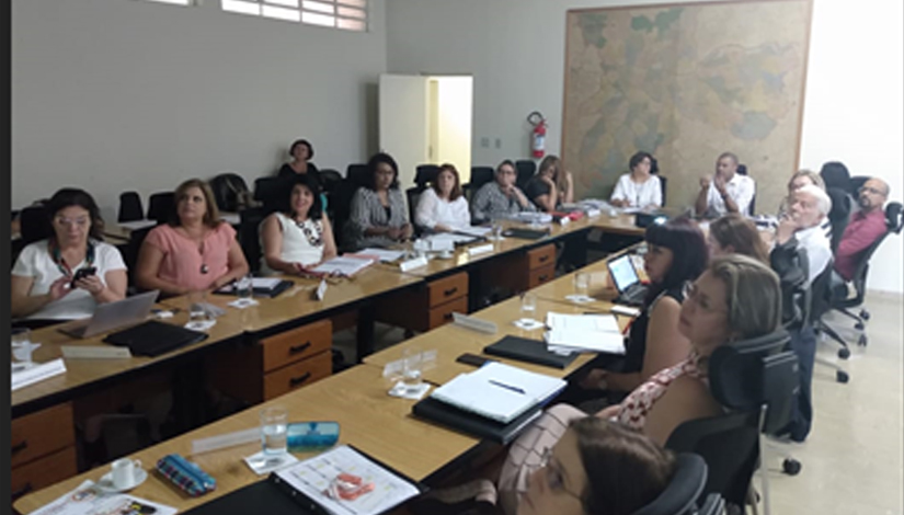 Equipe da Coordenadoria Pedagógica da SME discutindo a elaboração e implementação do Currículo da Cidade de São Paulo