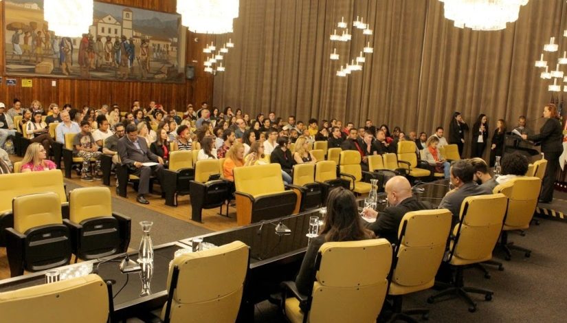 Platéia no Salão Nobre da Câmara Municipal de São Paulo para entrega do 1º Prêmio Heitor Villa-Lobos.