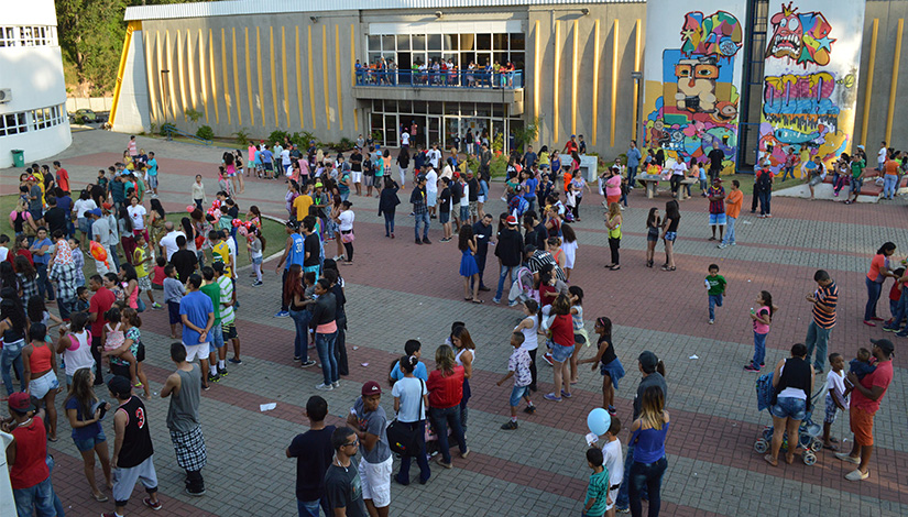 Imagem de um evento que ocorreu no CEU Paraisópolis, foto mostra o evento de uma visão de cima.