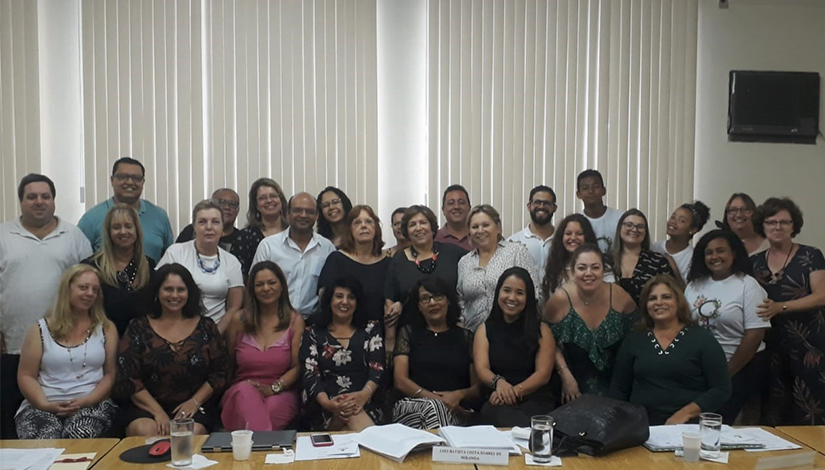 Foto posada de integrantes do Conselho Municipal de Educação com educadores vencedores do Prêmio Paulo Freire