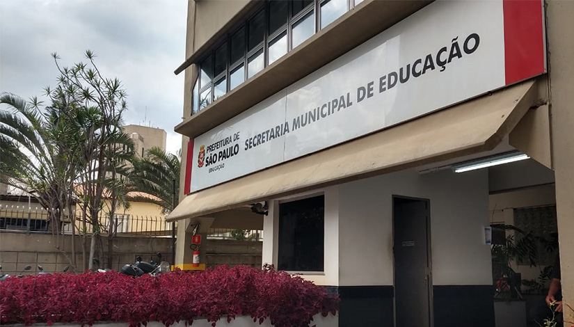 Foto da fachada da Secretaria Municipal de Educação.