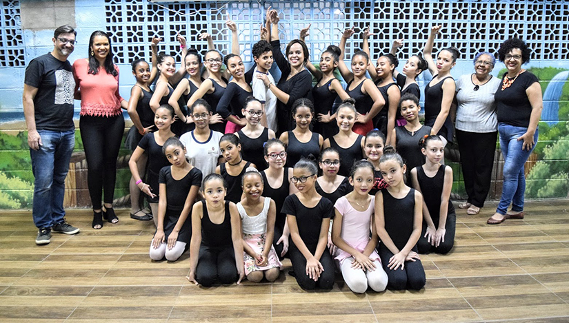 foto posada com bailarinas, professora e equipe gestora da escola