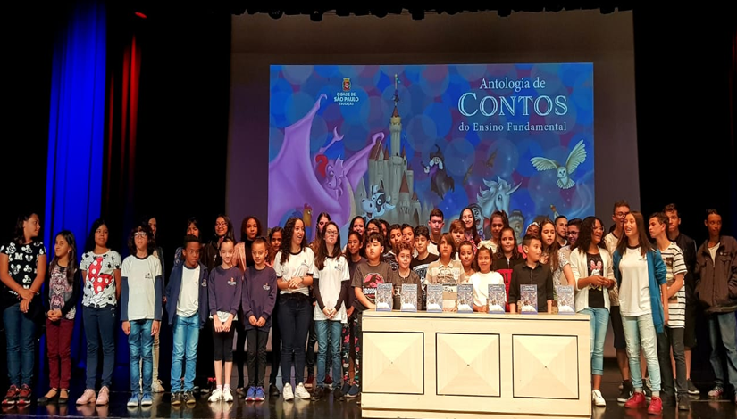 No palco aparece aparoximadamente 50 estudantes da rede municipal responsáveis pelos contos publicados no livro. No fundo do palco, um telão grande exibe a arte de capa do livro.