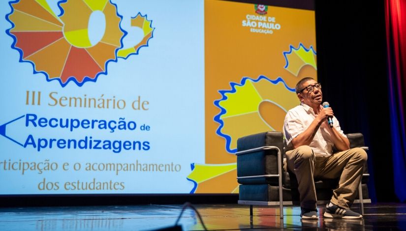 Poeta Sergio Vaz no palco do III Seminário de Recuperação de Aprendizagens