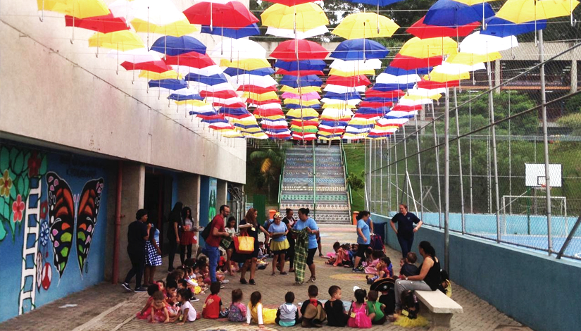 Corredor de guarda-chuvas coloridos instalados no CEU Alvarenga