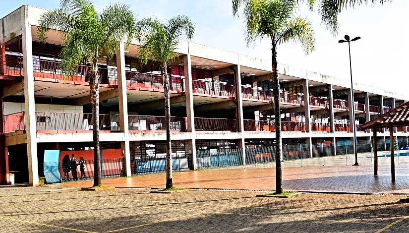 Imagem apresenta a fachada de um Centro Educacional Unificado