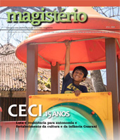 Capa da Revista Magistério com a foto de um menino indígena brincando em um brinquedão de plástico
