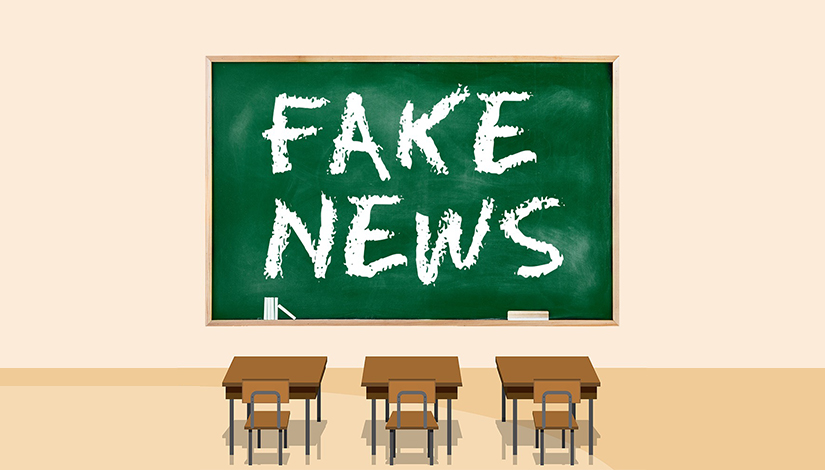 Imagem ilustrando uma sala de aula com cadeiras e uma lousa na frente escrito "Fake News".
