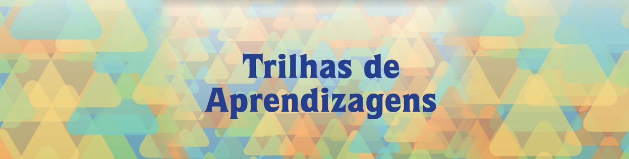 No primeiro plano está escrito Trilhas de Aprendizagens na cor azul. Ao fundo uma sobreposição de diversos trinagulos coloridos dispersos aleatoriamente