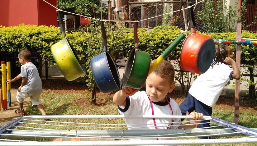 Educação Infantil Imagem De Criança Brincando Em Parque Sonoro