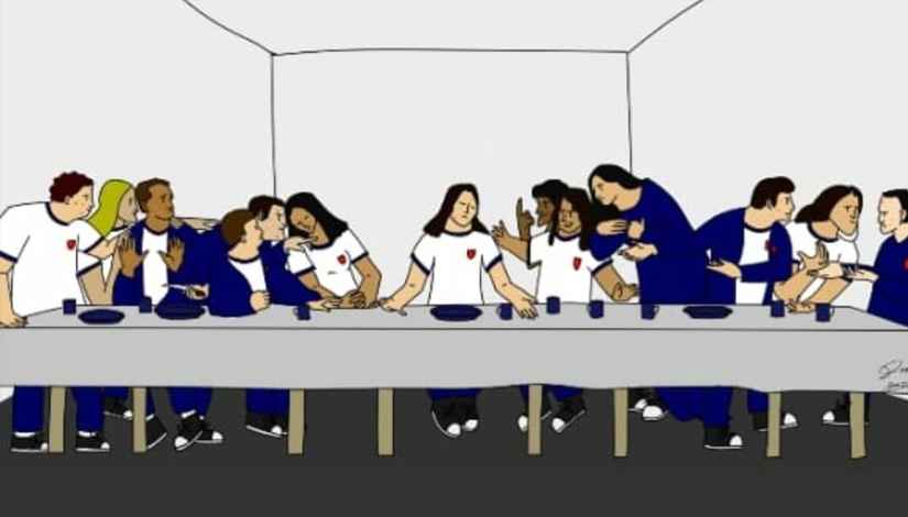 Imagem de uma mesa larga com pessoas sentadas nela usando uniformes.