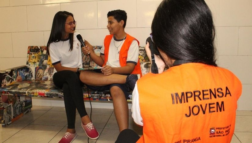 Grupo de estudantes do Imprensa Jovem entrevistando colega
