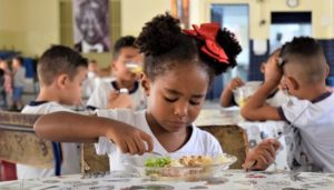 Codae - Criança se alimentando em uma escola
