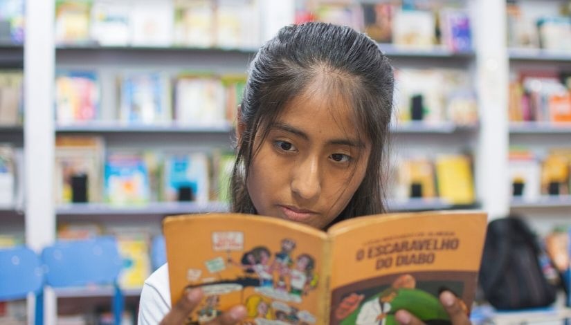 foto de uma menina lendo um livro