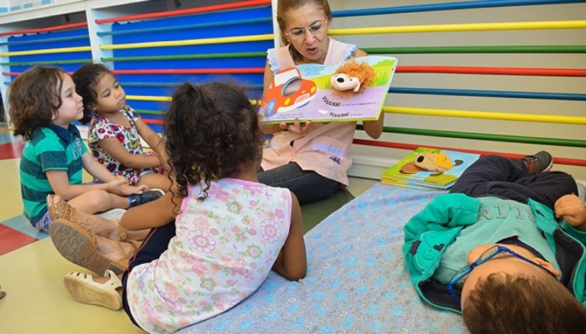 Professora De Educacao Infantil lendo para estudantes