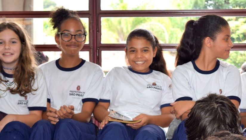 Estudantes usando o uniforme escolar da Prefeitura de São Paulo