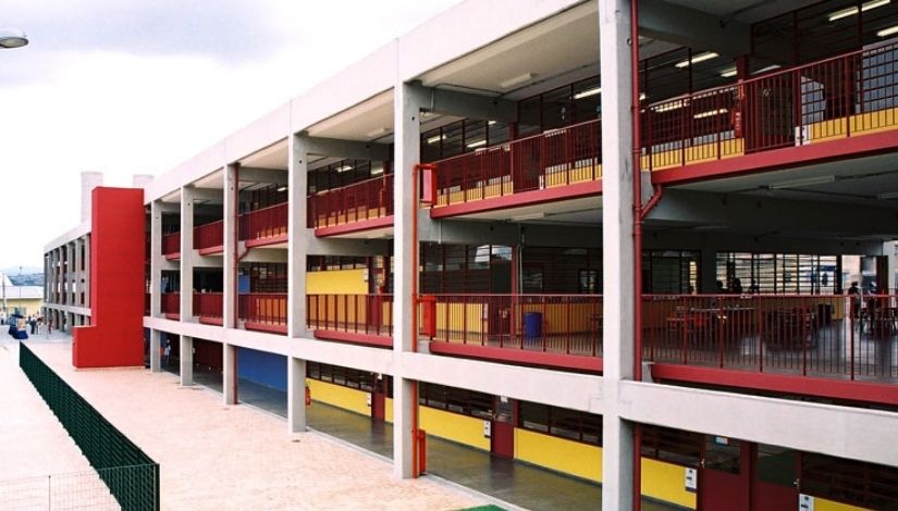 fachada do prédio de um centro educacional unificado ceu