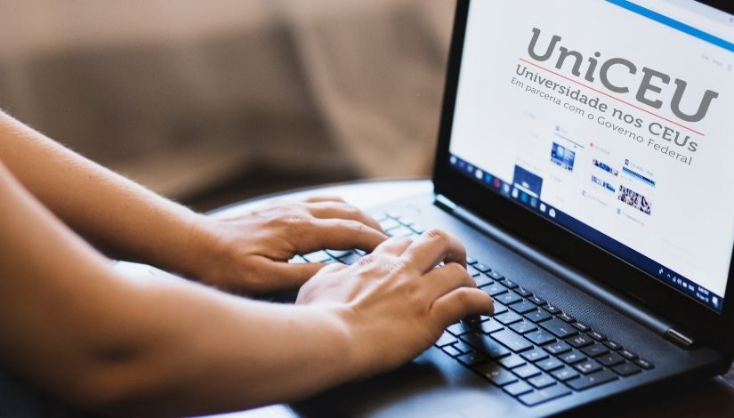 Fotografia de pessoa usando um computador. Na tela a logomarca da Rede UniCEU.
