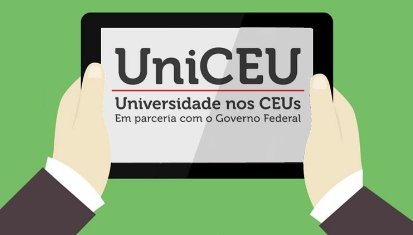 Imagem com fundo verde, ao centro duas mãos seguram um tablet com o texto na tela 'UniCEU Universidade nos CEUs em parceria com o Governo Federal'