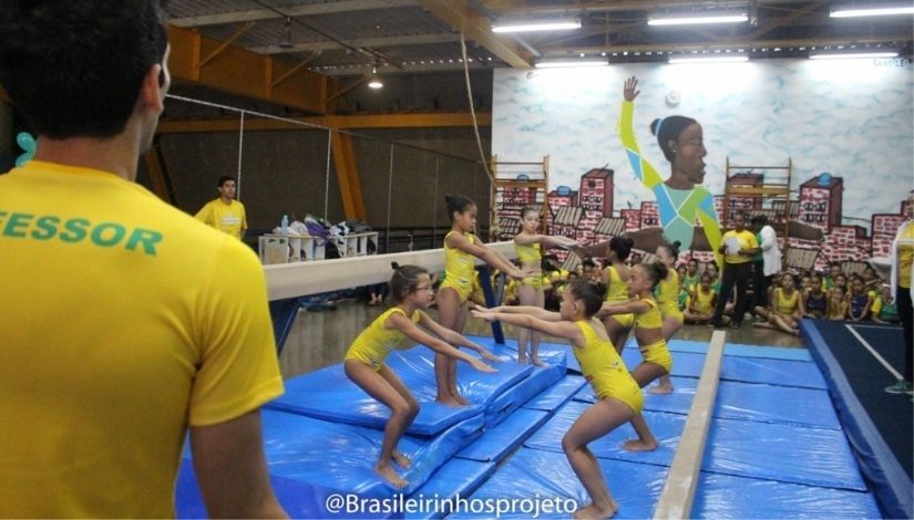 grupo de crianças participam de aula de ginástica artística do projeto brasileirinho