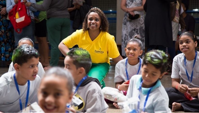 Atleta Daiane dos Santos com estudantes participantes do projeto brasileirinhos