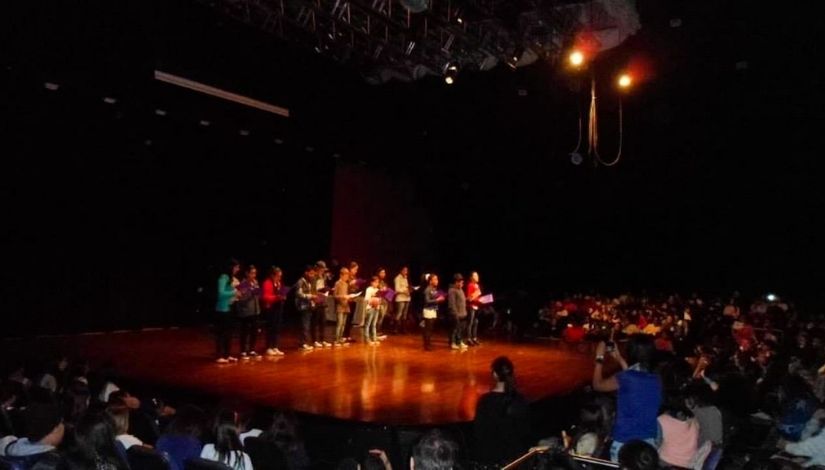 Imagem da apresentação do Teatro de Alternativas no Sarau do 2º Encontro Estudantil DRE Itaquera, em 2015