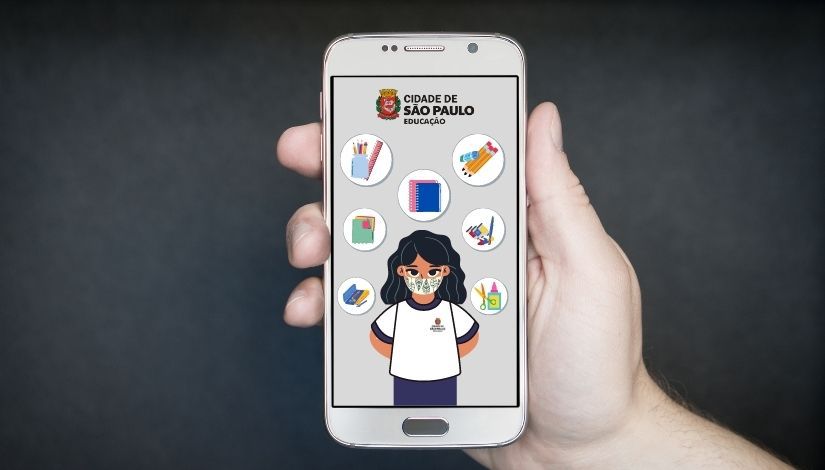 Imagem de uma mão segurando um celular; na tela do celular a imagem de uma estudante com desenhos de itens escolares ao seu redor; ao centro superior desta imagem a logomarca Cidade de São Paulo Educação