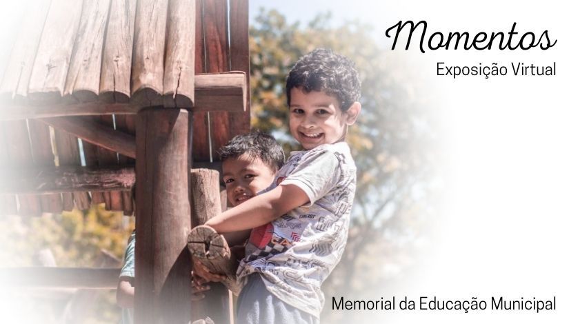 Imagem mostra duas crianças brincando em uma casinha de madeira no parque com o seguinte texto na canto direito superior - Momentos Exposição Virtual - e no inferior - Memorial da Educação Municipal