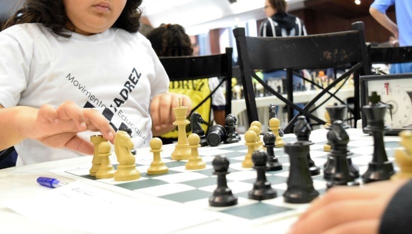 Crianças participando de campeonato de Xadrezrez