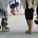Crianças com chocalho para pés feito com material reciclado