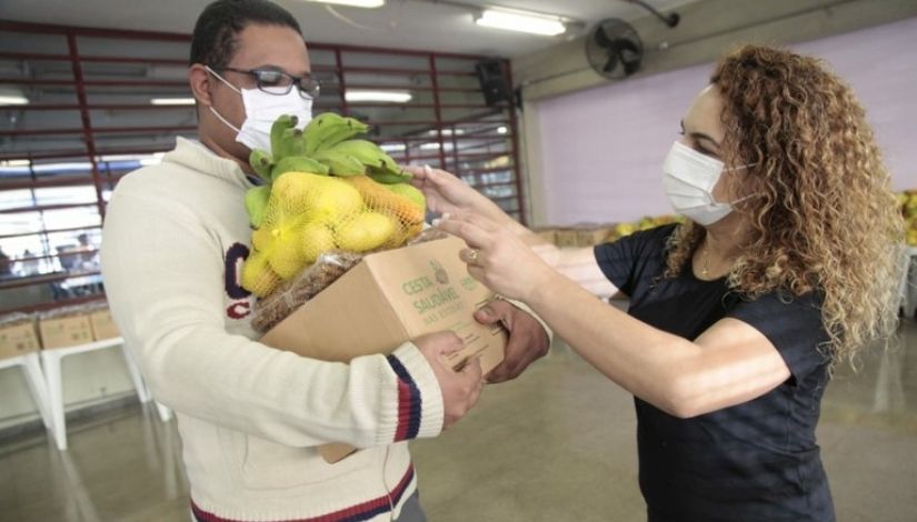 caixas de papelão com texto em destaque "cestas saudaveis". caixas com alimentos