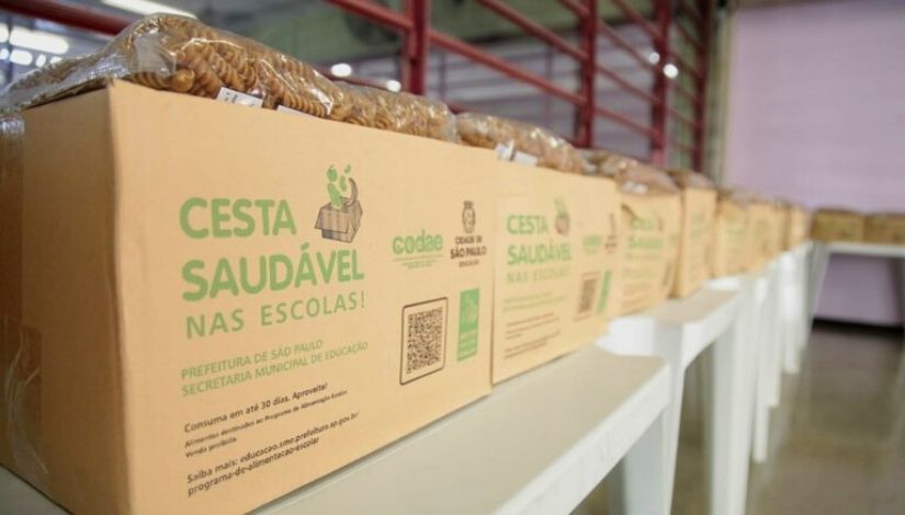 caixas de papelão com texto em destaque "cestas saudaveis". caixas com alimentos