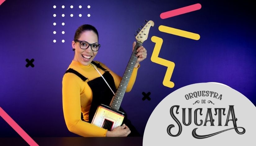 fotografia de uma mulher segurando uma guitarra feita com materiais recicláveis e logomarca orquestra de sucata