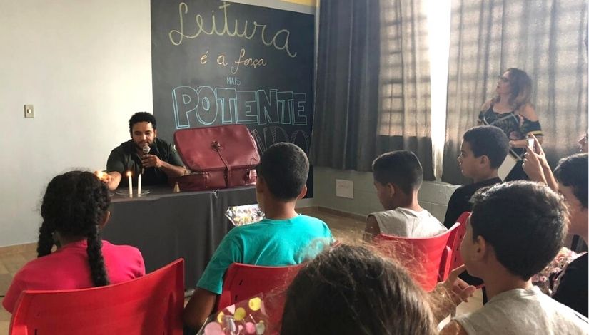 sala de aula. Na lousa está escrito 